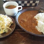 赤い屋根の喫茶店 駅舎 - 激馬かなぎカレー（辛口＋大盛）。コンソメスープとサラダが付きます。左端のグラスはりんご酢カッシュ。