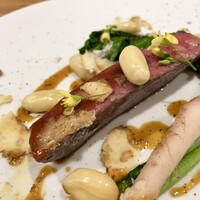 ラ・トラース - 肉料理：大和牛のしんたま 飛鳥あかねかぶ 落花生（おおまさり）チーズ（ペルパークノール）