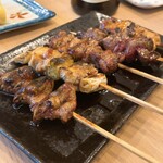 炭火焼き鳥 と どて料理 大衆酒場 治兵衛 - やきとり盛り合わせ 1皿780円