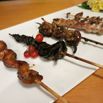 うなぎ屋酒坊・画荘 越後屋 - 25年4月　串焼き5種　クリカラ、尾ビレ、肝、白バラ、レバー