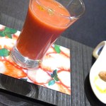 ガストロノミー ジョエル・ロブション - 旬の苺とフルーツトマトを使ったス-プ♪レンゲはアーモンドブラマンジェの上に鮎の魚醤を一滴のせてて