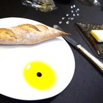 ガストロノミー ジョエル・ロブション - 葡萄天然酵母のプチバゲットロブション！カリカリ好きなフランス人は皮だけ食べるそう！ＡＯＣバターはポワトー地方の無塩でスペイン産オリーブオイルはマシアエルアルテットにバルサミコスがポツンと・・・