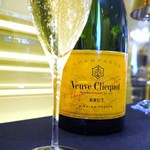 ガストロノミー ジョエル・ロブション - 食前酒にはシュワーとＶｅｕｖｅ　Ｃｌｉｅｑｕｏｔから！！
