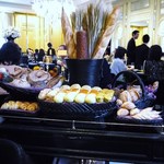 ガストロノミー ジョエル・ロブション - パンのワゴンです　好きなだけいただけます⇒