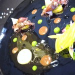 ガストロノミー ジョエル・ロブション - ホタルイカ　アロマオイルで低温コンフィに蕗の薹のタプナード　パルメザンチーズのエスプーマ　サフラン風味と共に