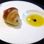 ガストロノミー ジョエル・ロブション - アンチョビのクロワッサンです