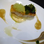 ガストロノミー ジョエル・ロブション - アイナメアーモンドパウダーを付ポワレ　レモンの香るブリオッシュのムースリーヌとケイパーのクーリ　泡はパセリとミルクで出来ています