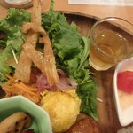 Wai Zu Kafe - 食前酢ドリンク？、ごぼう天＆レタス、ニンジンラペ、カボチャサラダ、トマトのハチミツレモン漬け