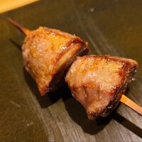 鳥匠いし井ひな - ⑦砂ずり【塩】(秋田県産、比内地鶏)
                      軽やかな脂が加熱により旨みが増します
                      芳ばしい香りにブリッとした食感、滋味深い味わい
                      食材の力を匠の火入れで引き出した一品