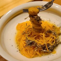 鳥匠いし井ひな - ⑰鶏白湯とトリュフのタヤリン(タリオリーニ)【〆追加500円】
                    鶏白湯は濃厚でコクがあっても後味はスッキリ、優しい味わい。
                    細く細かく削ったトリュフの豊かな薫りが合わさり最高です。