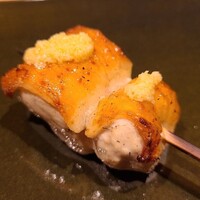 鳥匠いし井ひな - ③抱き身【塩】(熊本県産、天草大王)
                    皮はパリッと、胸肉としては脂がしっかり、でもサラッとして濃過ず、こってり&あっさりとした印象
                    甘みたっぷりの葱とのハーモニーが◯