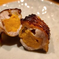 鳥匠いし井ひな - ⑪手羽先【塩】(熊本県産、天草大王)のバチコ挟み
                    少し焦げ色が付く感じで、軟らかさと皮のパリッが同居する絶妙な焼き加減。
                    お肉の味わいが濃く、肉汁もたっぷり
                    バチコのほろ苦な旨みも加わりヤバいぜ！