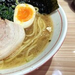 麺屋 天神 - バランスのいい豚骨スープ。