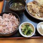 和食れすとらん 天狗 - ランチのご飯と副菜と味噌汁
