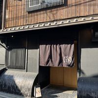 りきちゃん 祇園店 - 秋風に揺れる暖簾。趣のある佇まいです。