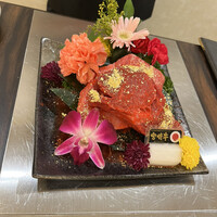 りきちゃん 祇園店 - お花と金粉にまとわれたゴージャスなヒレちゃん。シッポ。