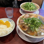 本家 第一旭 - 手前が、・特製ラーメン・ライス(大)
      奥が、　・チャーシュー麺(バラ多め・ネギ多め)
