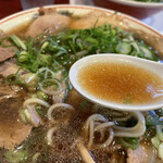 本家 第一旭 - スープ！　醤油ラーメンに見えます
      そしてこの醤油、新福菜館と同じ？？　色は、薄いですが同系統に感じました