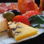 ノンノ ノンナ - サフランとブラックペッパーのチーズ、カプレーゼ、オリーブ