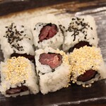 にぎり鮨 一五〇 - 2種類の胡麻マグ巻き