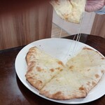 インド&ネパール料理 ナンハウスシリス - 伸びるチーズ