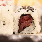 にぎり鮨 一五〇 - 2種類の胡麻マグ巻き