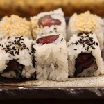 にぎり鮨 一五〇 - 2種類の胡麻マグ巻き