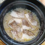 ワインと日本酒 割烹八十八 - 鯛の炊き込みご飯