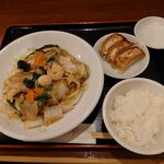 Honkon Tei - 五目焼きそばと餃子3個セット 税込850円