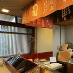 Umezushi - ピカピカな付け台と内暖簾　