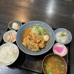 食堂酒場 特製からあげ 凛 - 唐揚げ定食(むね) 770円