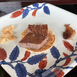 表参道うかい亭 - ステーキランチコース厳選牛サーロイン１５７３０円。厳選牛サーロインステーキ。脂と身のバランスが良く、肉質もなめらかな美味しいステーキです（╹◡╹）（╹◡╹）