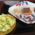 表参道うかい亭 - ステーキランチコース厳選牛サーロイン１５７３０円。厳選牛サーロインステーキ、朝取れレタス。カリカリに焼いた牛脂とレタスでサンドイッチにする趣向も加わりました（╹◡╹）（╹◡╹）