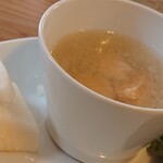 ヤワタ＋コーヒー - みぞれ汁と漬け物…ではなく梨です。一瞬ご飯といただきそうになって、「ん？」踏みとどまりました。