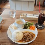 ヤワタ＋コーヒー - Ａのご飯ランチ。飲み物が付いてきます。ご飯はお茶碗しっかり目に一杯。カフェらしく、女子の量です。