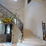 ガストロノミー ジョエル・ロブション - 店内入ると広いクロークに螺旋階段があります