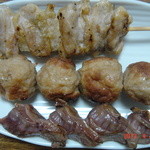 味好 - 上から「もも」「つくね」「砂肝」※皿は自宅のものです。