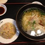 中国料理 味工房みその - 後から餃子も来ましたが、まぐろラーメン500セット。
            500円で半チャーハンと黒豚餃子4個がつくセットです。
            まぐろラーメンはかなり美味い！
            半チャーハンと餃子は普通に美味い。