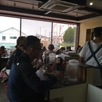 味噌ラーメン 雪ぐに - 店内はカウンター6席とテーブル席10席