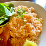 クッチーナディー - ご飯は硬めに炊き上げられたトマトリゾットです。粉チーズがかかっていて洋風でこれがカレーに合う合う♪