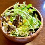 CucinA D - セットのサラダはシーザードレッシングです。