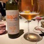 ライラ - ALANSAT　オレンジワイン；　白葡萄の皮や種子ごと発酵させて作るオレンジワイン。少しタンニンを含み厚みがある味わい。