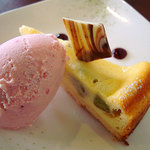 アプランティ - 日替わりデザート＋200円、抹茶のクッキー入りベイクドチーズケーキ・いちごアイス添え