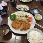 とんかつ 椿 - リブロースだけ定食なく、お椀とゴハンとオシンコは別注です。小さいオシンコはゴハンに付く