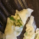 塚口餃子酒場 満太郎 - 野菜餃子の餡(ピンぼけですみません)