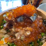 今川商店 三崎本店 - 一口掘った（食べた）後の写真。サバがネギトロ状になっていて、上には一口大のサバとイクラ様が✨