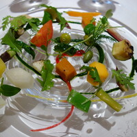 御影 ジュエンヌ - .....【五品目】秋色のサラダ　 （ほうれん草・ゴマ・パプリカ・ビーツの四色のソース）.....