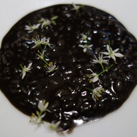 御影 ジュエンヌ - .....【四品目】イカ墨のリゾット　ニラの花 （アカザエビ・はまぐり・鯛などのブイヤベース）.....