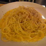 バカイゥン - チーズと胡椒と卵黄のスパゲッティ