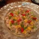 ア ミオ アージョ - 本日の鮮魚、平スズキのカルパッチョ柑橘類とティルの香り1690円